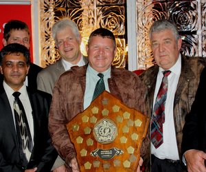 Voor (vlnr): Christo van der Rheede: Hoofuitvoerende Beampte; Sheraz Raban: Onder-Voorsitter, AHI, Wes-Kaap; Fanie Bothma: Voorsitter, Gansbaai Sakekamer; Neels Claassen: Bestuurslid, Gansbaai Sakekamer en Piet Badenhorst: Voorsitter, AHI Wes-Kaap. Agter (vlnr): Orton King: Bestuurslid, AHI Wes-Kaap; en Minister Alan Winde: Minister van Landbou, Ekonomiese Ontwikkeling & Toerisme.